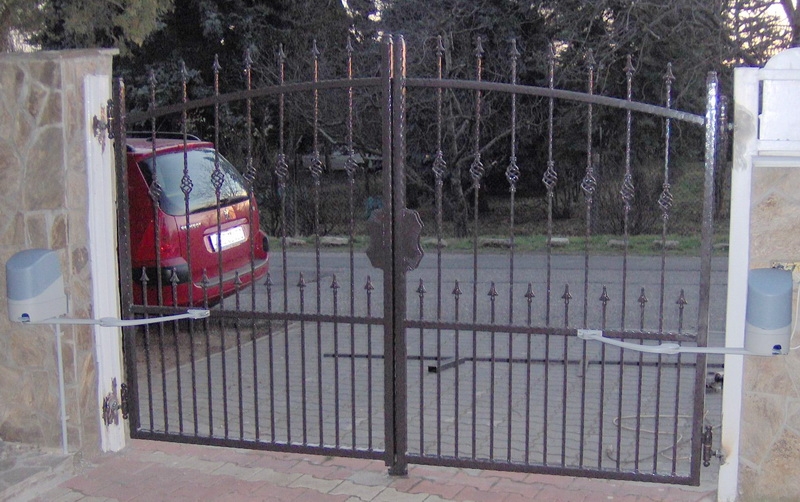 popkit automatika.jpg - Vastag kapu pillérekhez tervezett csuklós karos automatika NICE POPKIT. Lágy indítás, végállás előtti lassítás, és akadály érzékeléssel is rendelkezik.